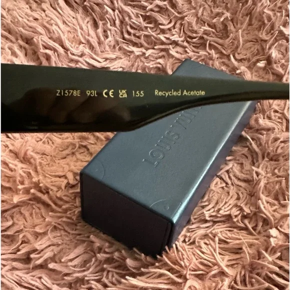 Beautiful Louis Vuitton Cyclone glasses- like new- Unisex